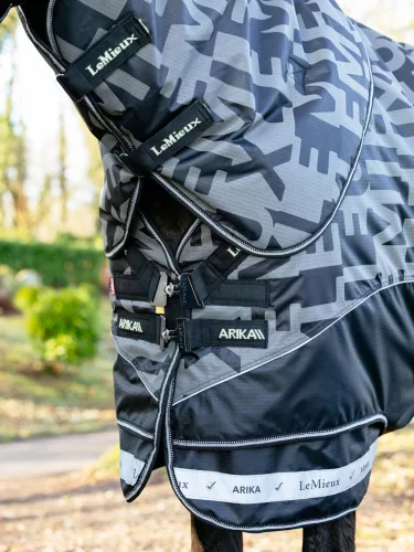 Arika Reflective 0g Turnout Rug Black