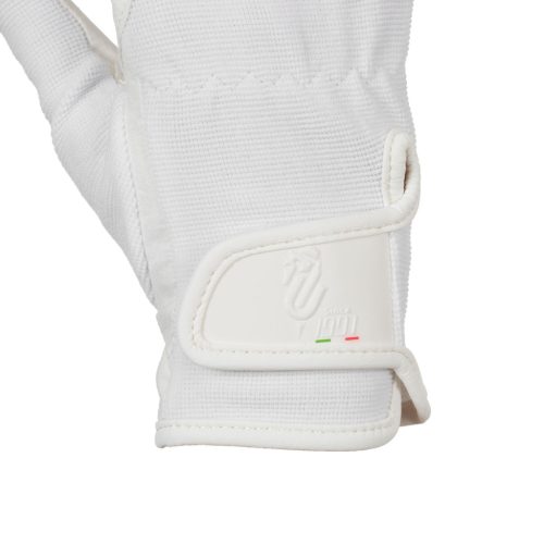 AMARA LOVAS KESZTYŰ