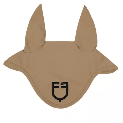 Technikai anyagból készült legyezőfátyol logóval