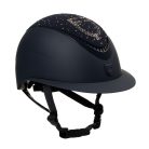 Matt sisak széles árnyékkal és strasszköves logóval