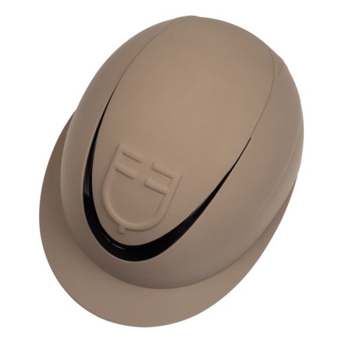 Női sisak széles árnyékolóval és dombornyomott logóval